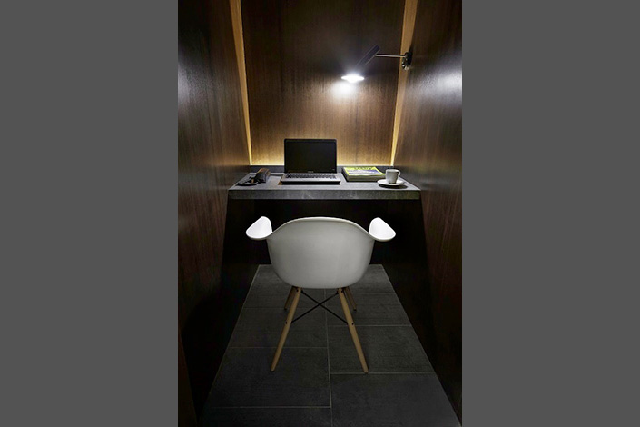 Private Business Suite with free use of laptop and local calls